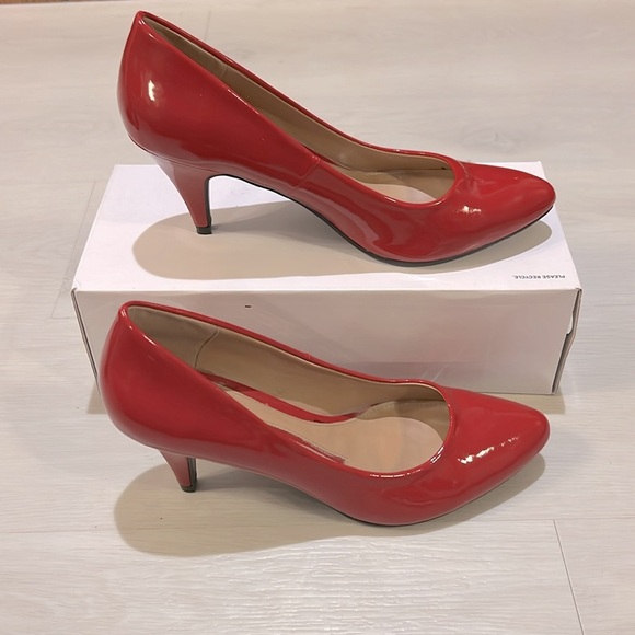 New Directions Red Patent Leather Pump 8.5 - Picture 2 of 5
